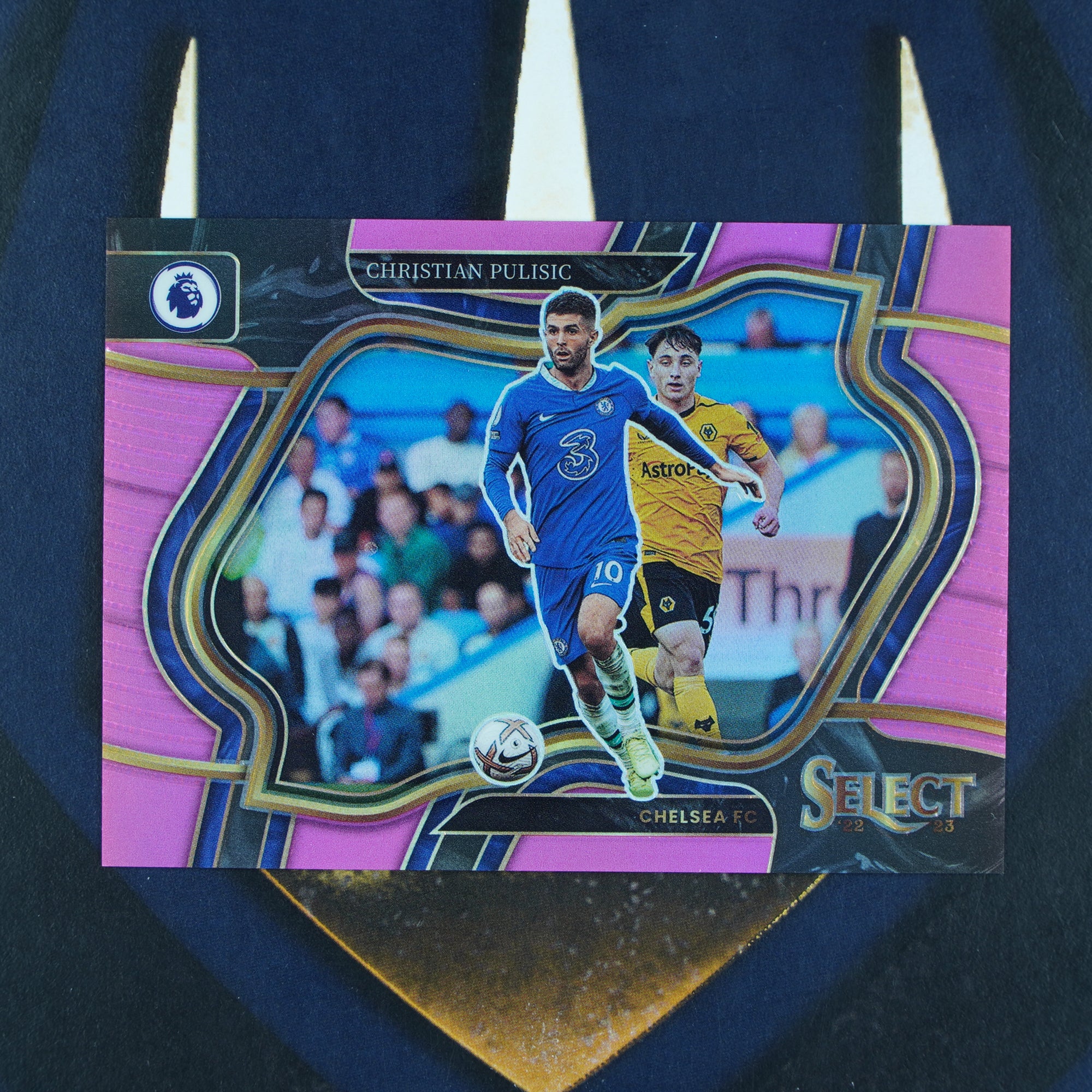 Christian Pulisic 2022-23 Panini Select Premier League Field Level Pink Ice Chelsea