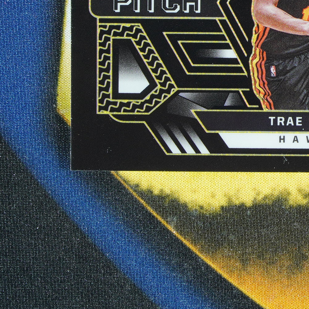 Trae Young  2022-23 PANINI OBSIDIAN Pitch Black Gold /10 [Raw]